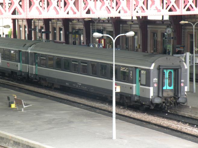  train corail à l'arrêt en gare